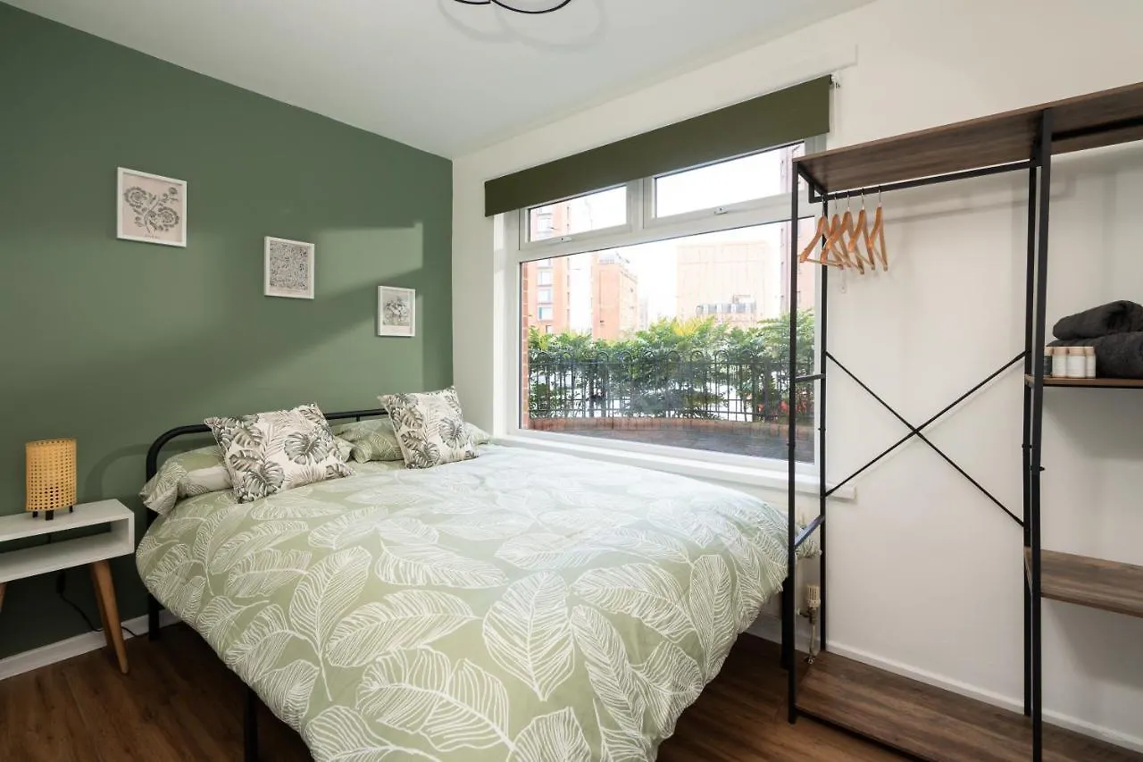 City Vibe Haven - Modern 2 Bed Apartment With High Speed Wi-Fi Belfast